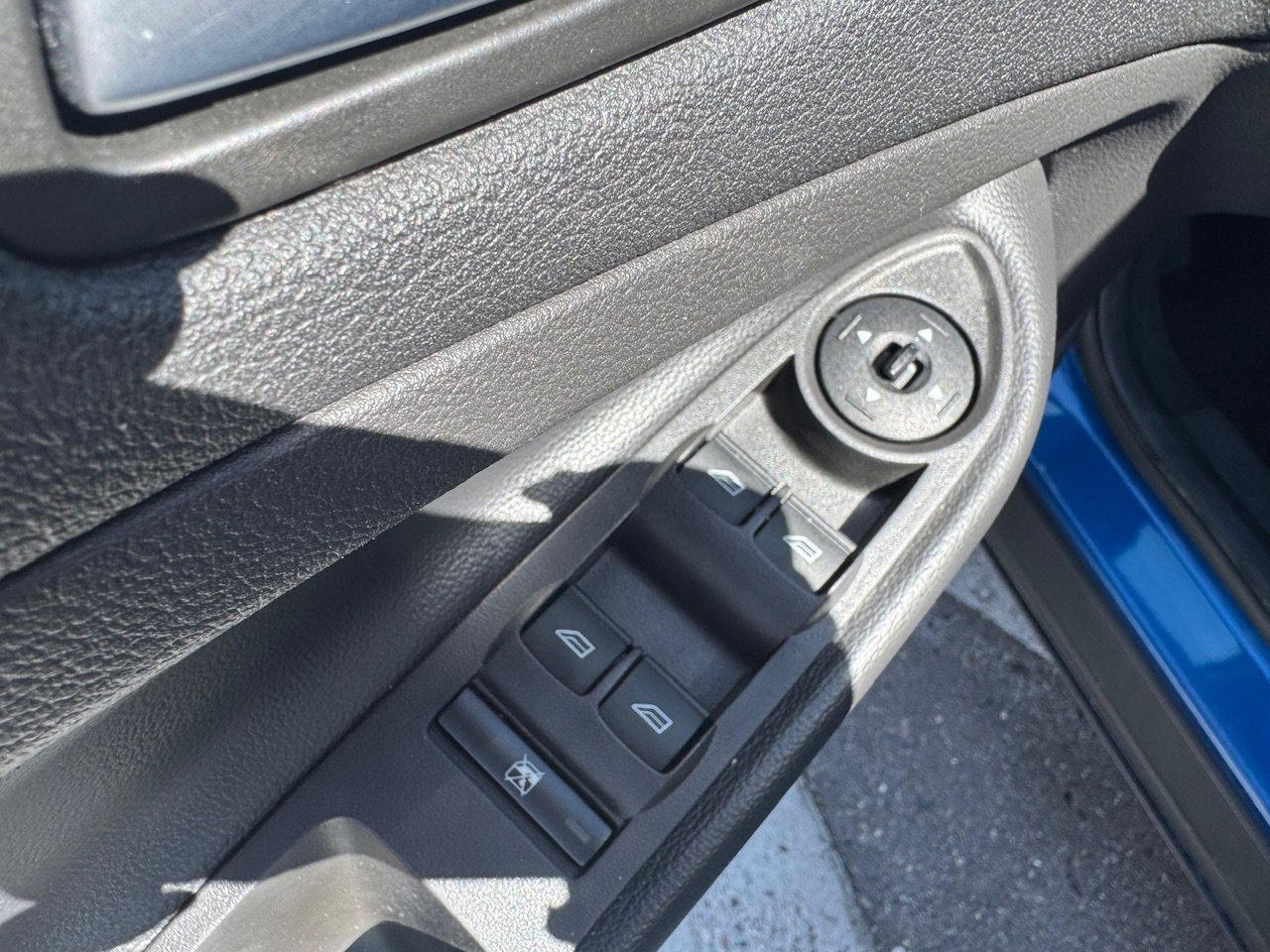 Used 2018 Lightning Blue Metallic Ford SE image 10