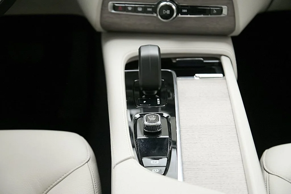 Used 2024 Vapour Grey Volvo Plus image 30