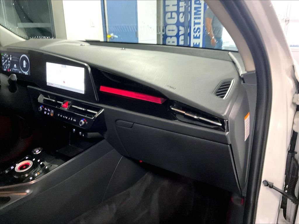 Used 2023 White Kia Wind image 13