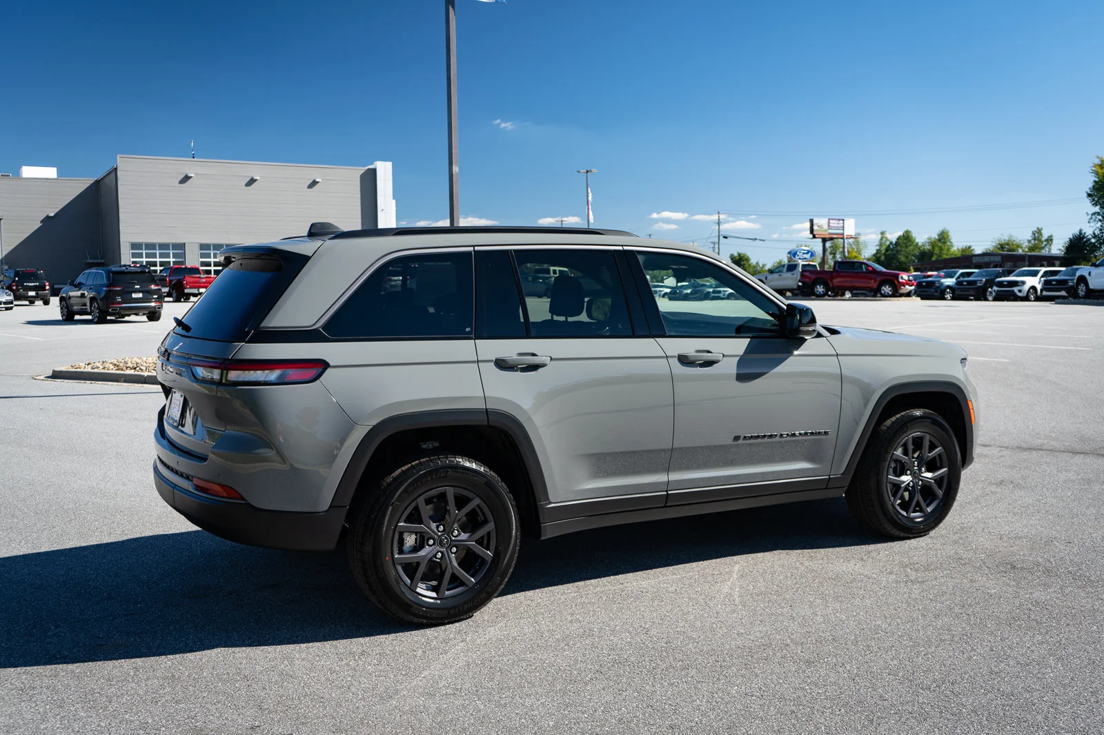 New 2027 Sting-Gray Clearcoat Jeep Altitude image 10