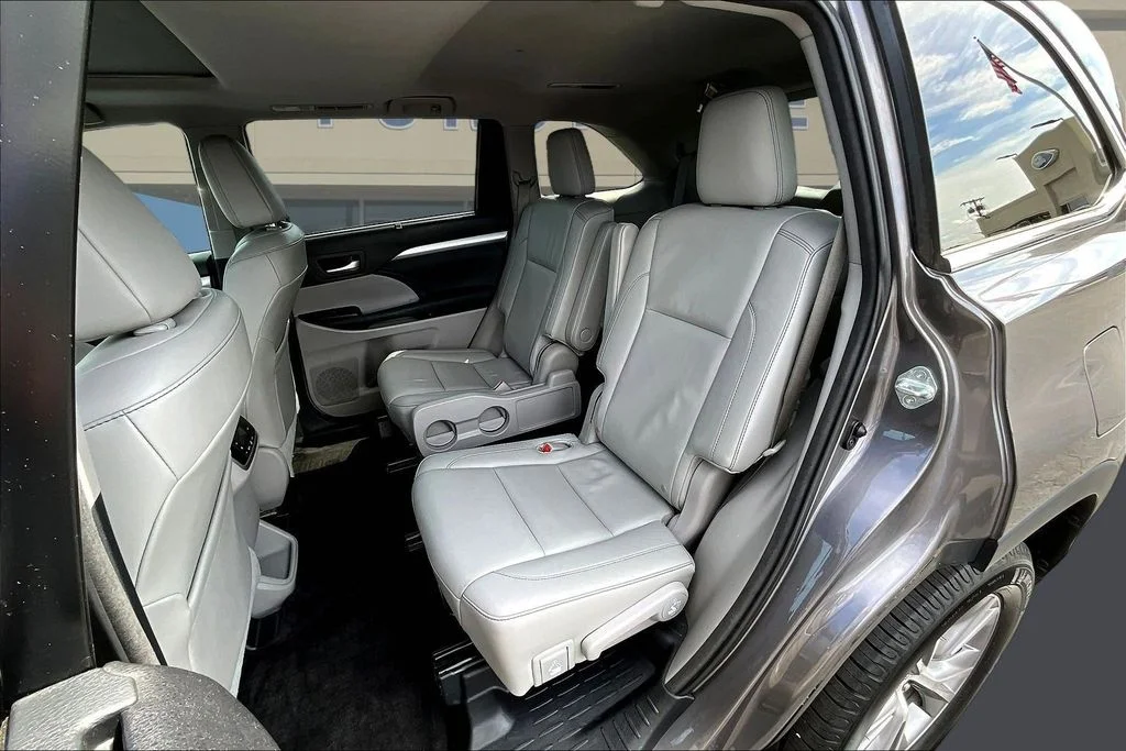 Used 2015 Predawn Gray Mica Toyota XLE V6 image 24
