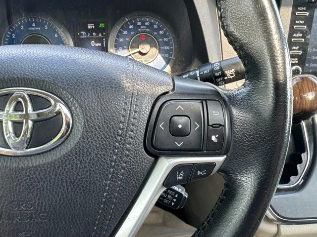 Used 2019 Silver Toyota XLE image 25