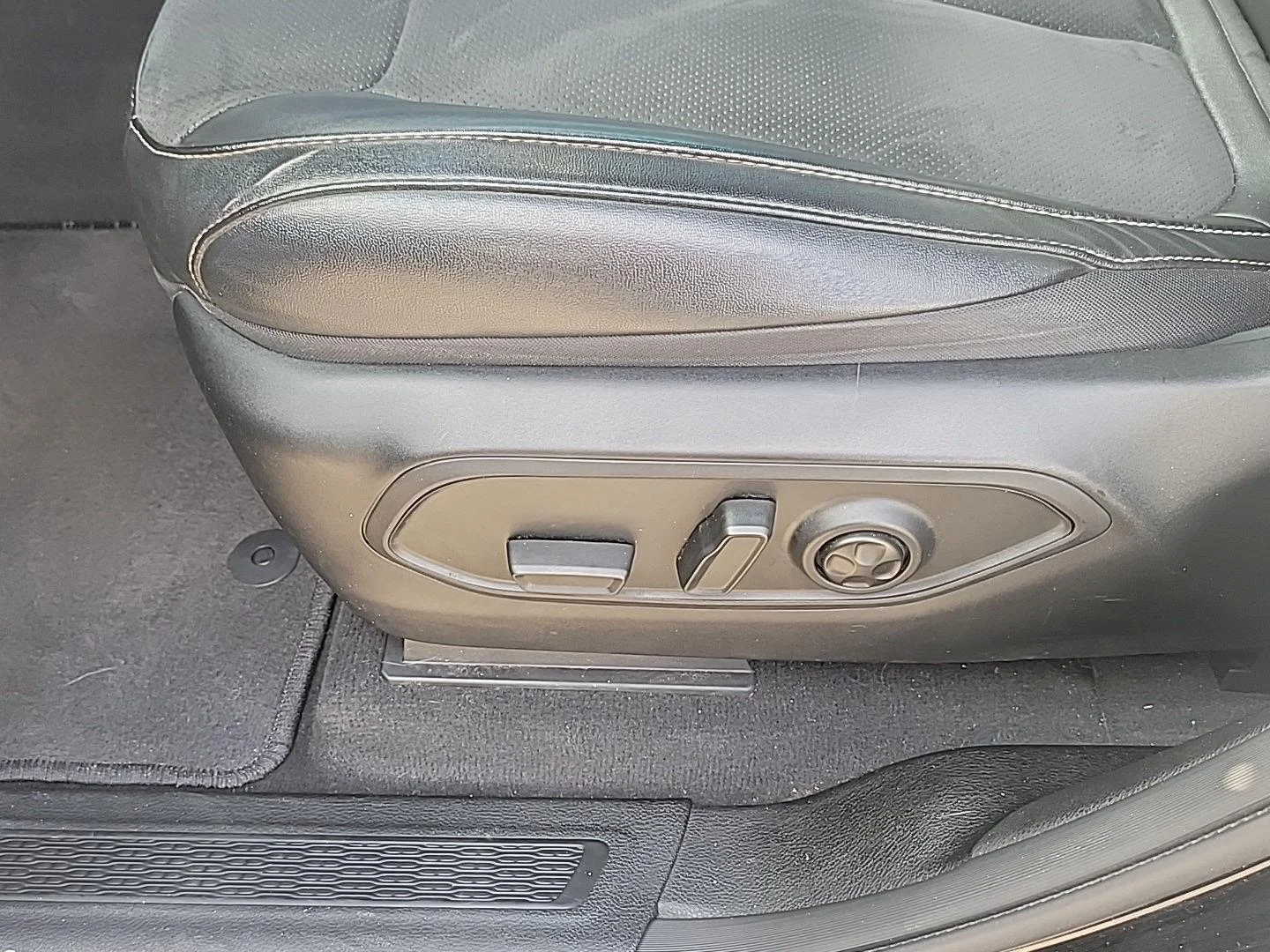 Used 2023 Silver Zynith Jeep Altitude image 9