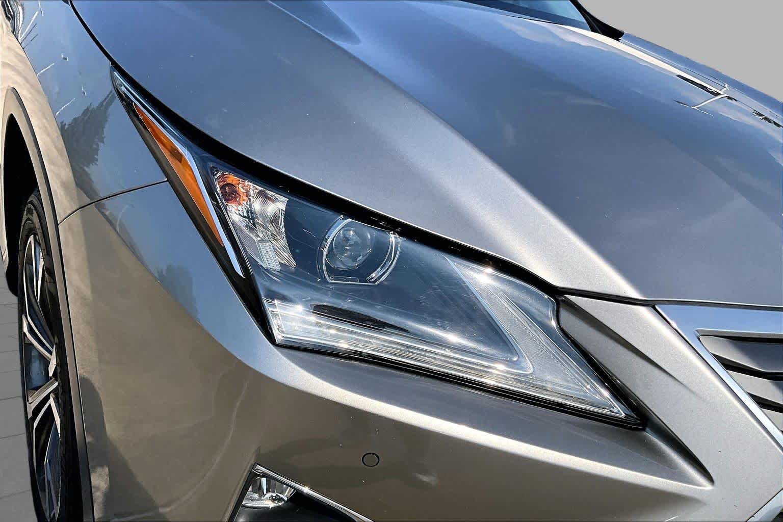 Used 2019 Atomic Silver Lexus  image 25