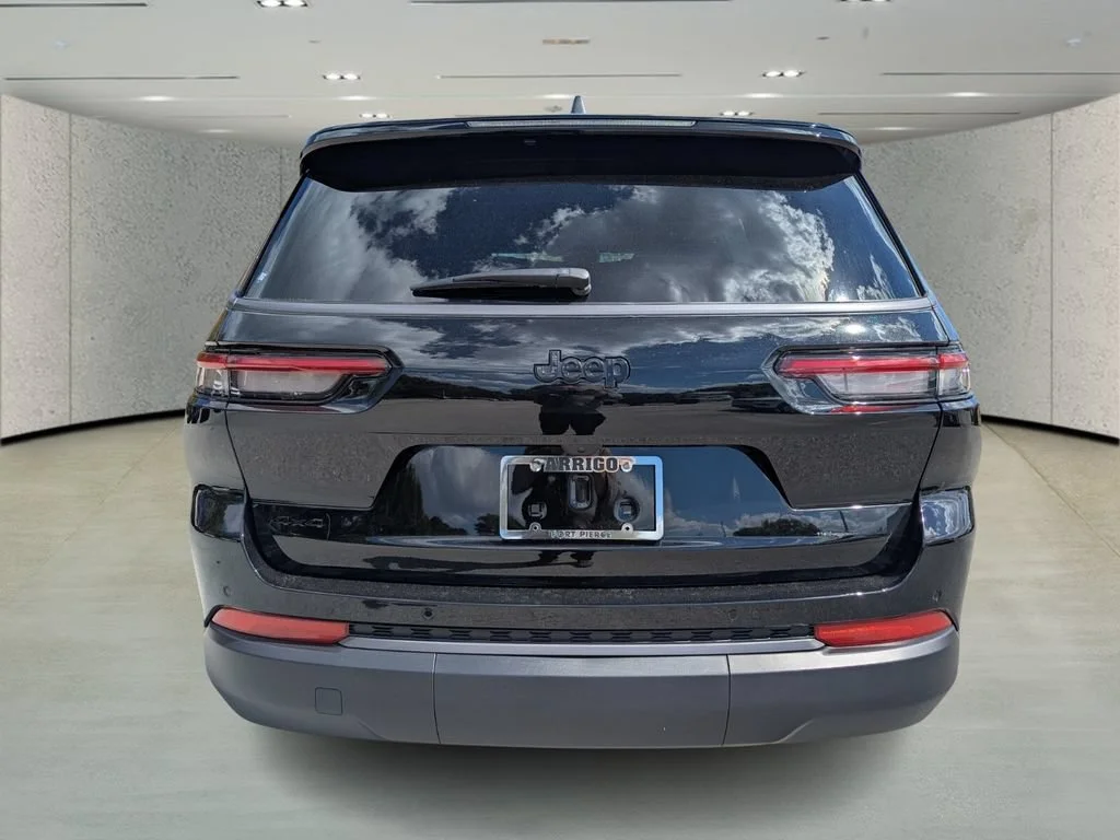 New 2026 Diamond Black Crystal Pearl-Coat Exterior Paint Jeep Laredo Altitude image 6