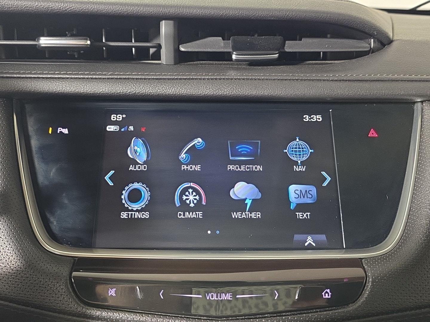 Used 2019 Crystal White Tricoat Cadillac Luxury AWD image 16