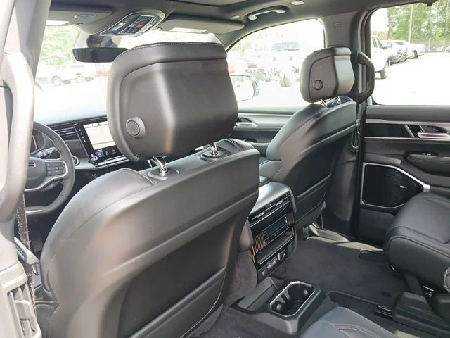 New 2026 Bright White Clear-Coat Exterior Paint Jeep Limited Reserve image 28