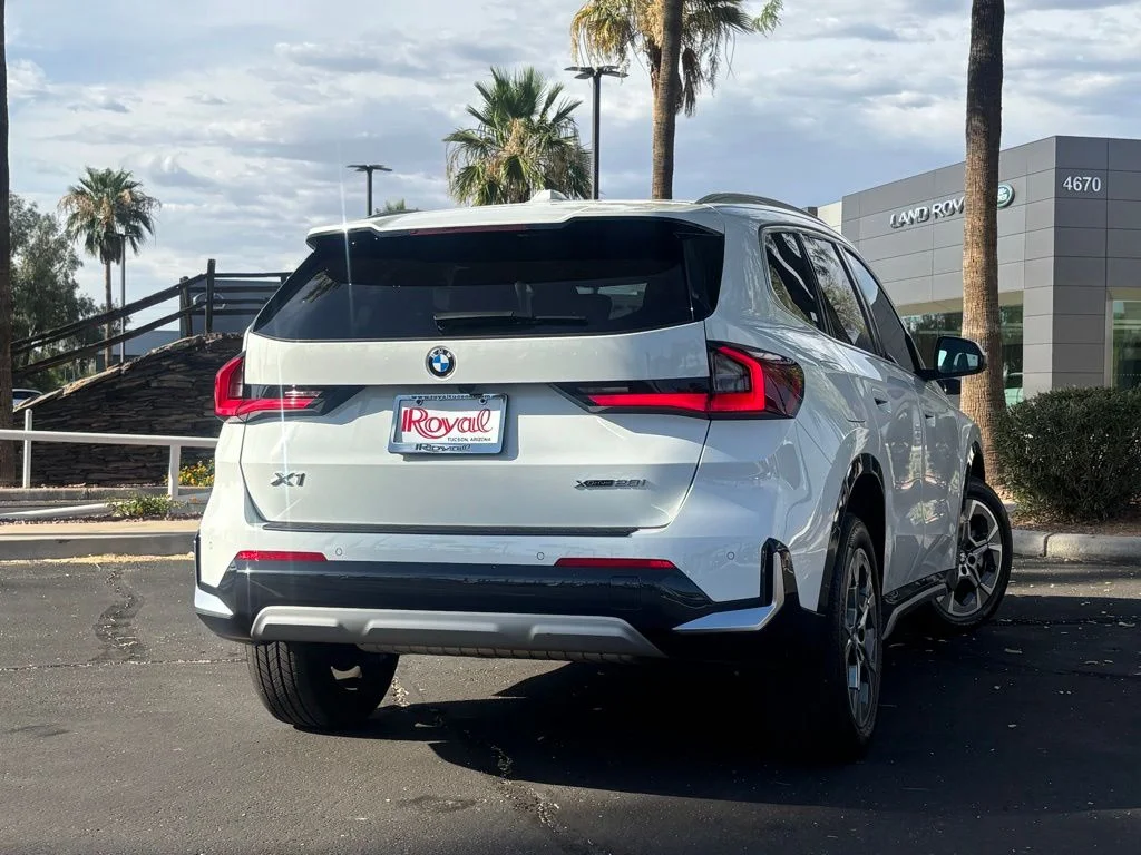 Used 2025 White BMW xDrive28i image 19