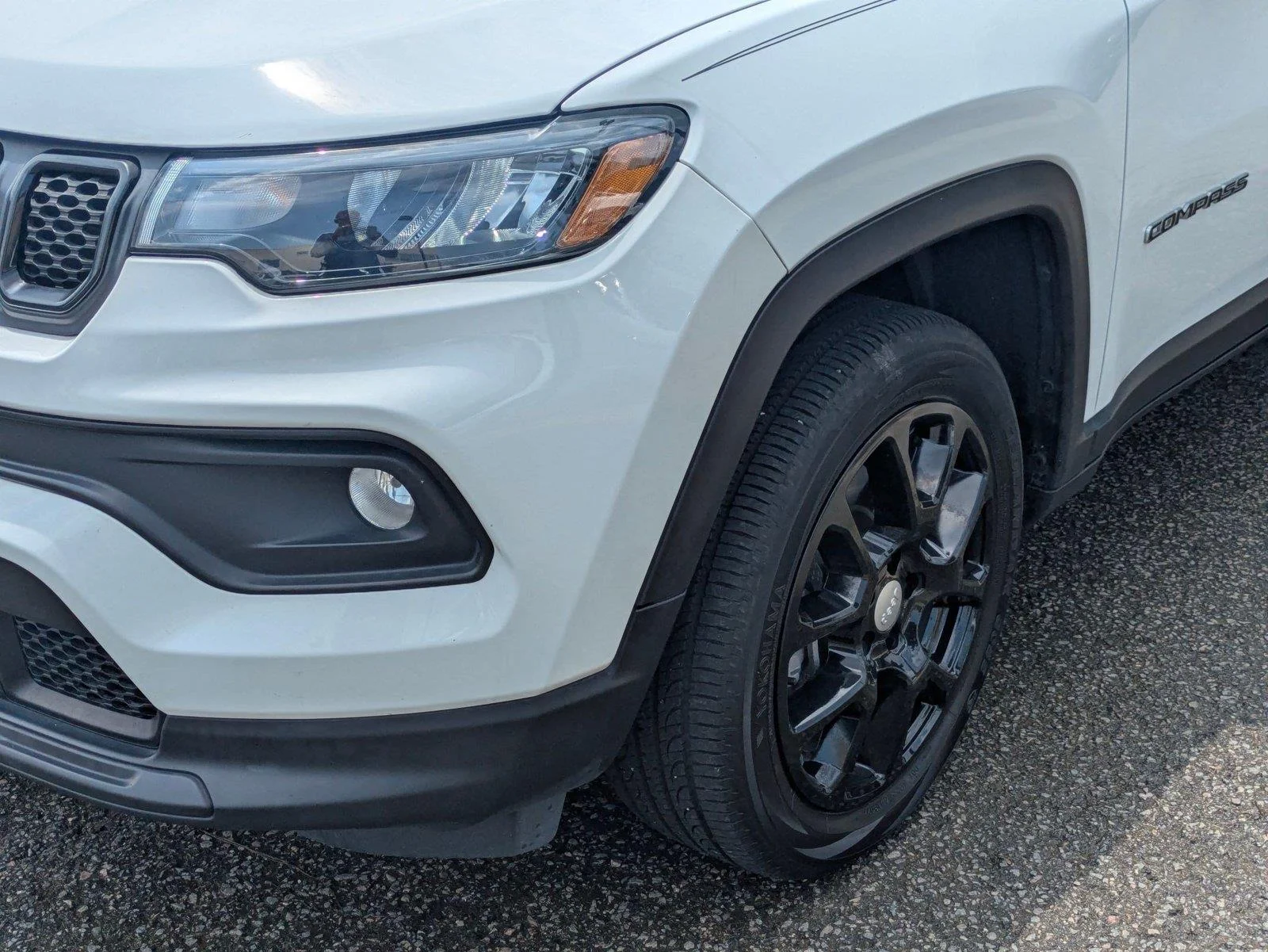 Used 2023 Bright White Clearcoat Jeep Latitude Lux image 9