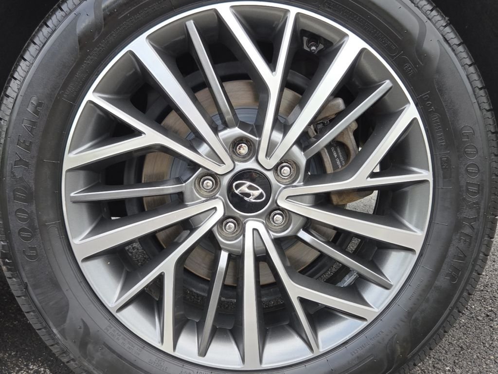 Used 2020 Winter White Hyundai SEL image 12