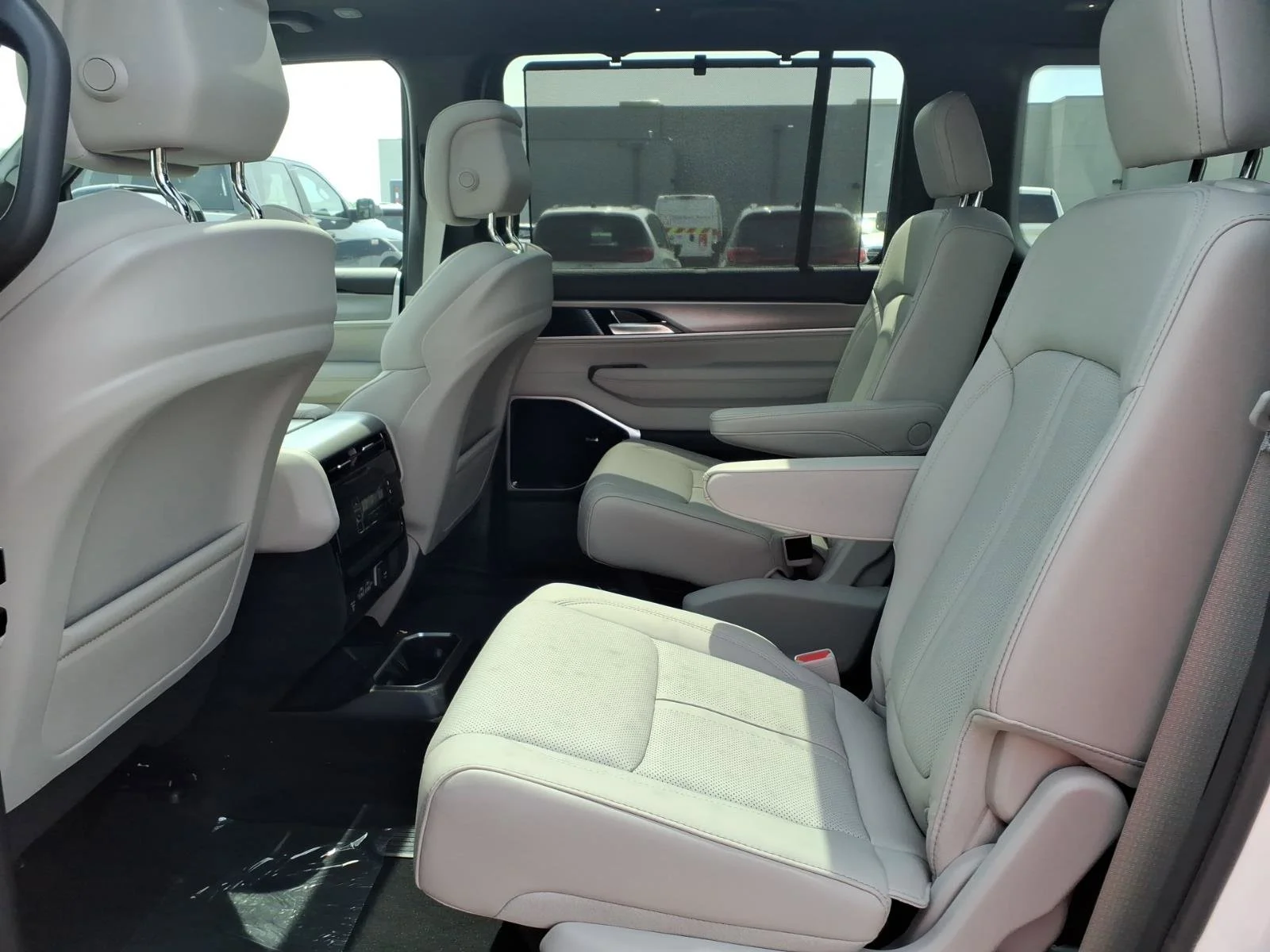 New 2026 Bright White Clear-Coat Exterior Paint Jeep Limited Reserve image 16