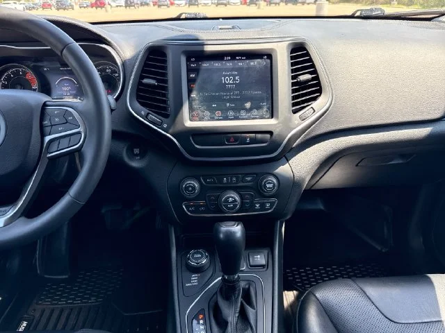 Used 2022 White Jeep Latitude Lux image 17
