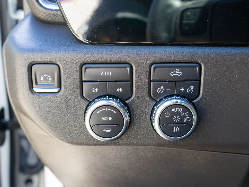 Used 2023 White GMC Elevation image 17