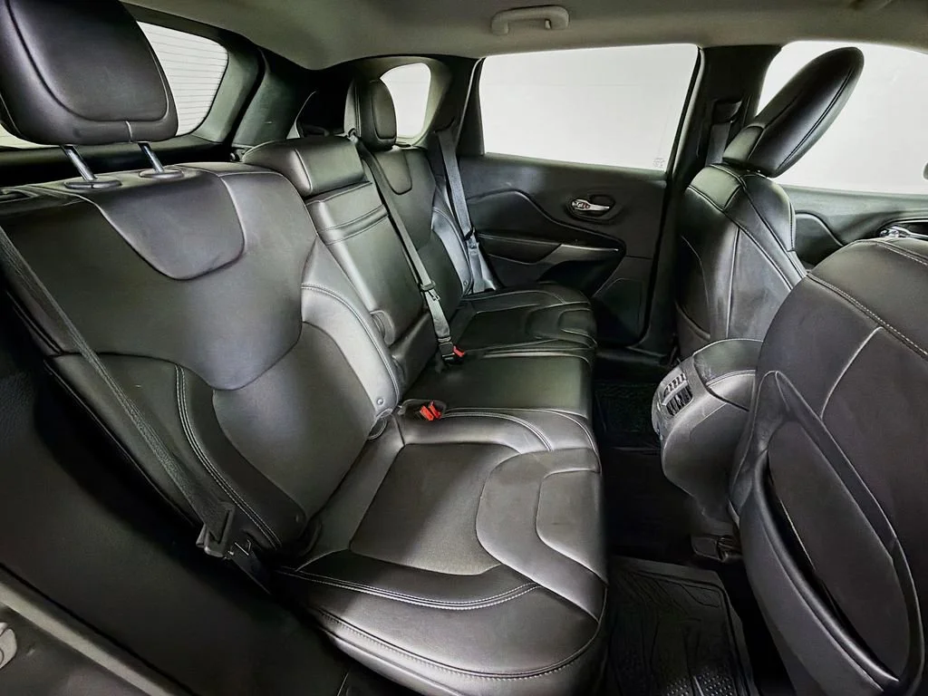 Used 2019  Jeep Latitude Plus image 23