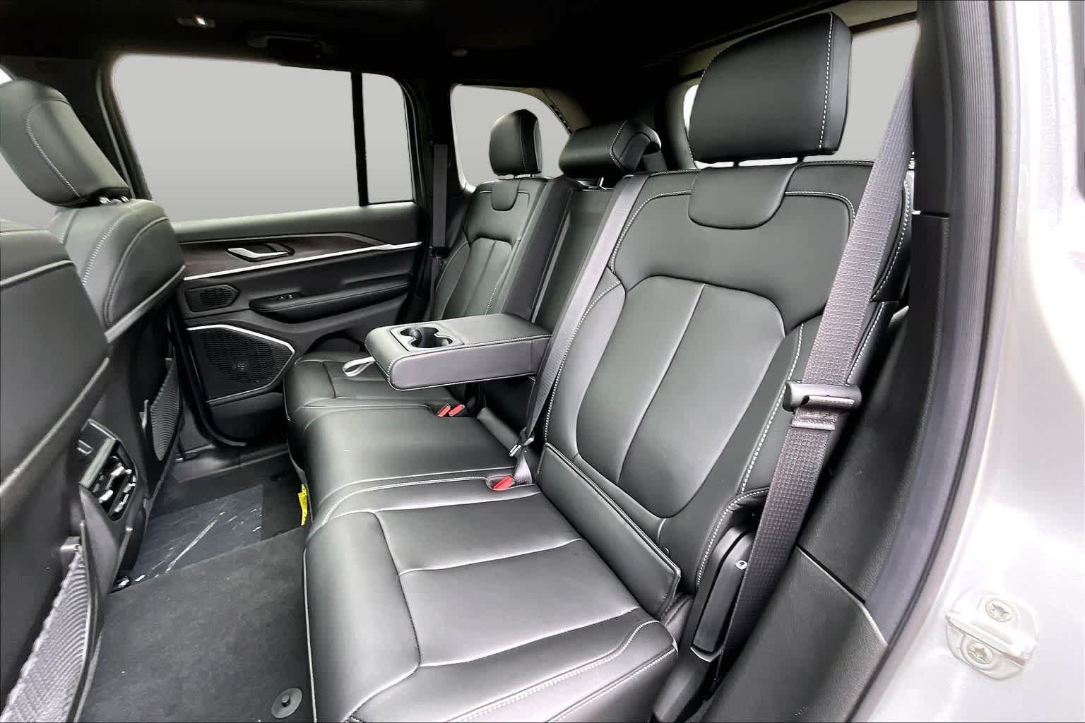 New 2026 Silver Zynith Exterior Paint Jeep Limited image 22