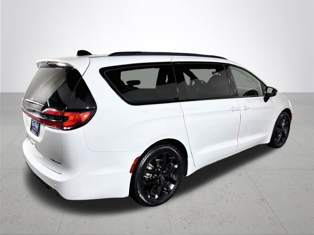 Used 2025 Bright White Clearcoat Chrysler Limited image 6