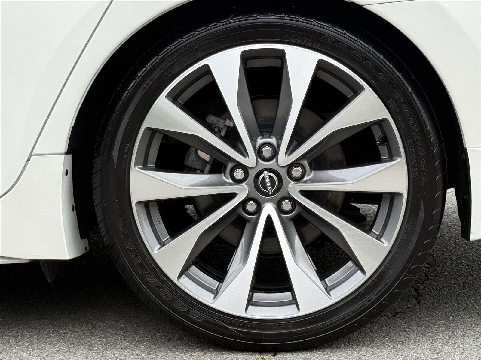 Used 2023 Pearl White Tricoat Nissan Platinum image 31