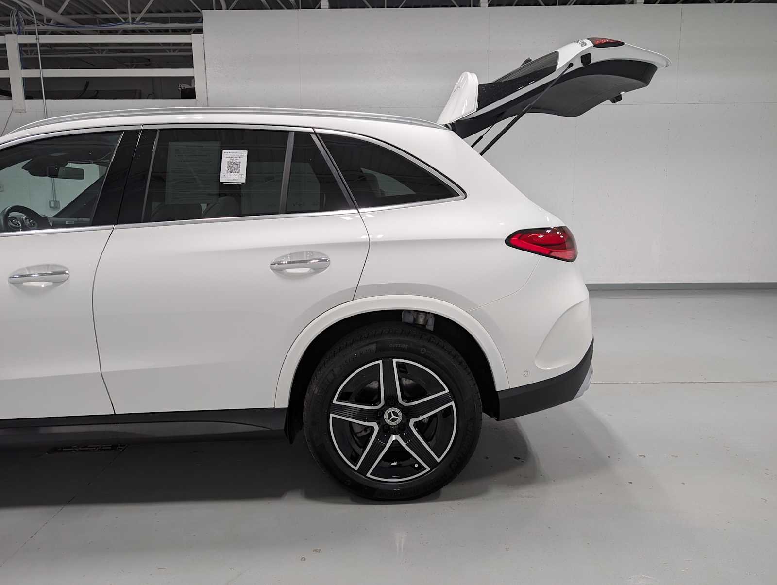 Used 2026 Polar White Mercedes-Benz GLC 300 image 11