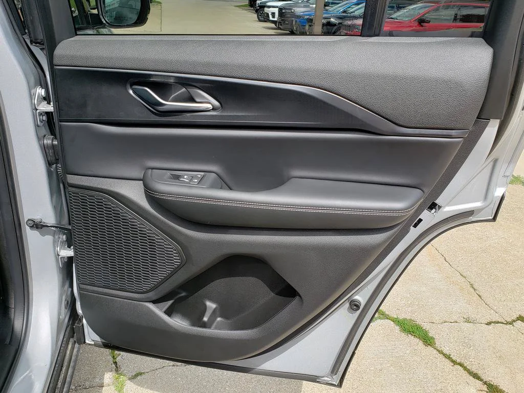 New 2025 Silver Zynith Exterior Paint Jeep  image 19