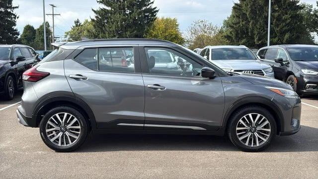 Used 2022 Gray Nissan SR image 5