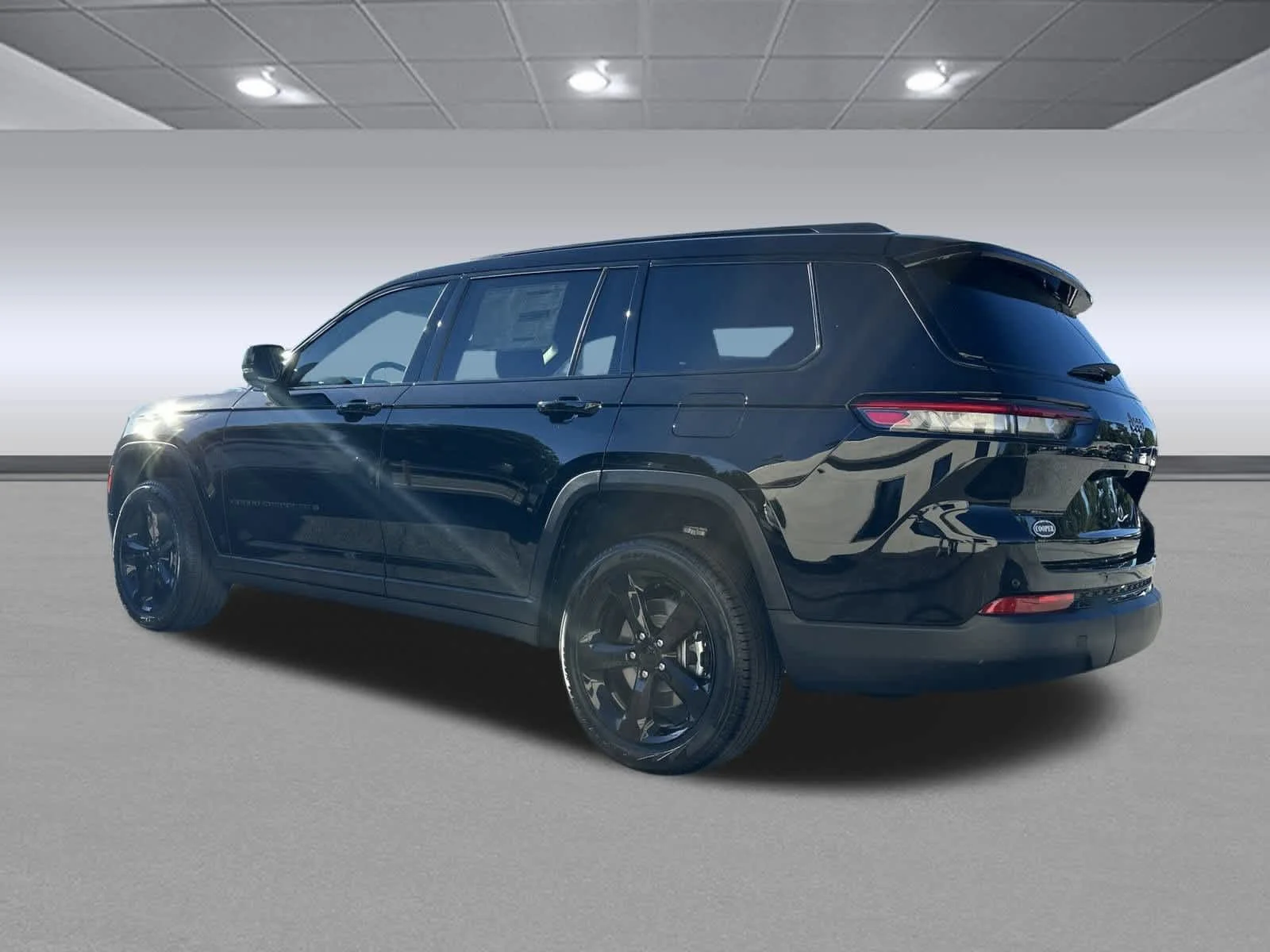New 2025 Diamond Black Crystal Pearl-Coat Exterior Paint Jeep Limited image 5
