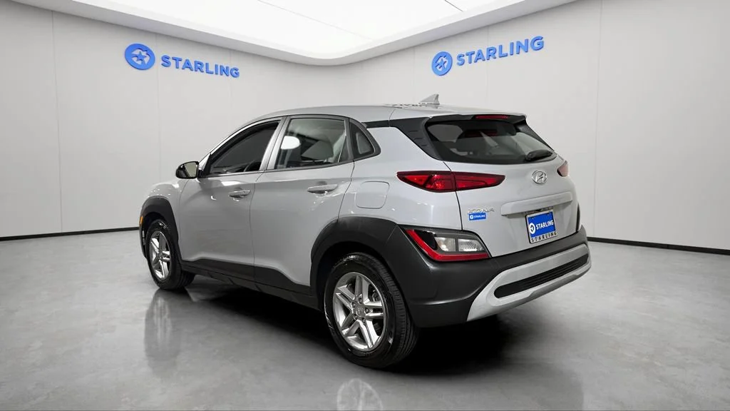 Used 2022 Silver Hyundai SE image 5
