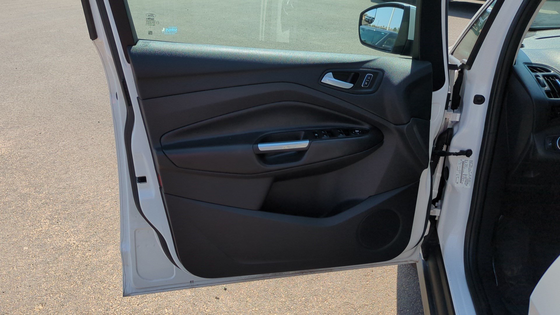 Used 2015 White Platinum Clearcoat Metallic Ford SE image 11