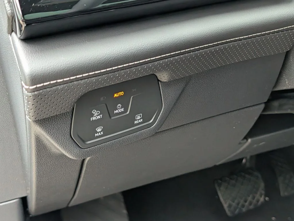 New 2026 White Volkswagen 2.0T SE w/Technology image 18