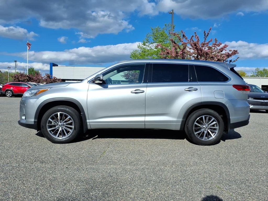 Used 2018 Silver Toyota XLE image 11