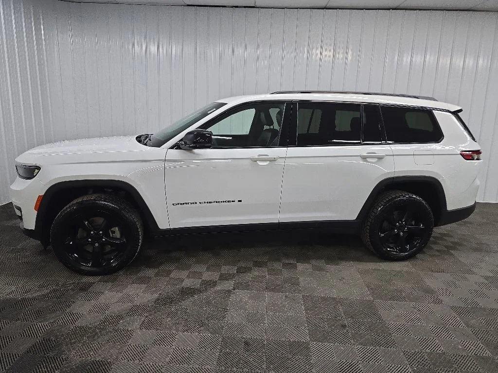 Used 2023 White Jeep Altitude image 5