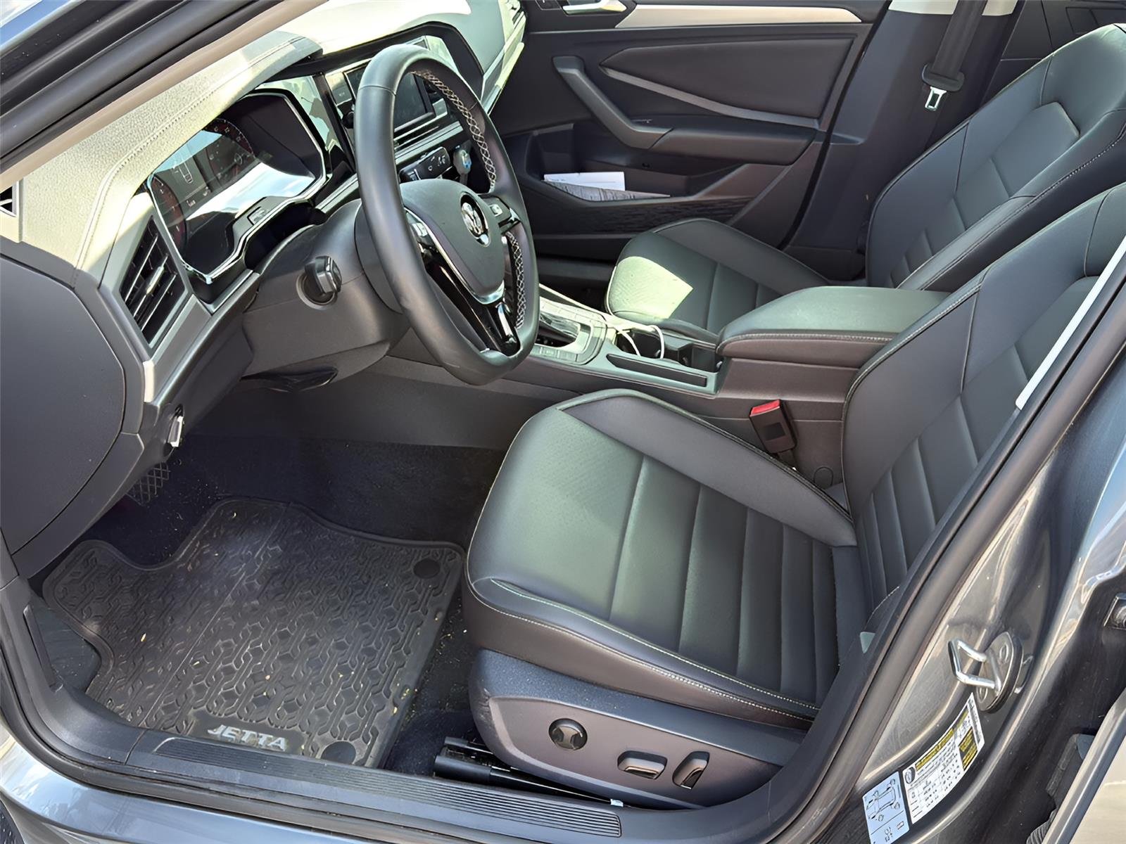 Used 2021 Platinum Gray Metallic Volkswagen SE image 4