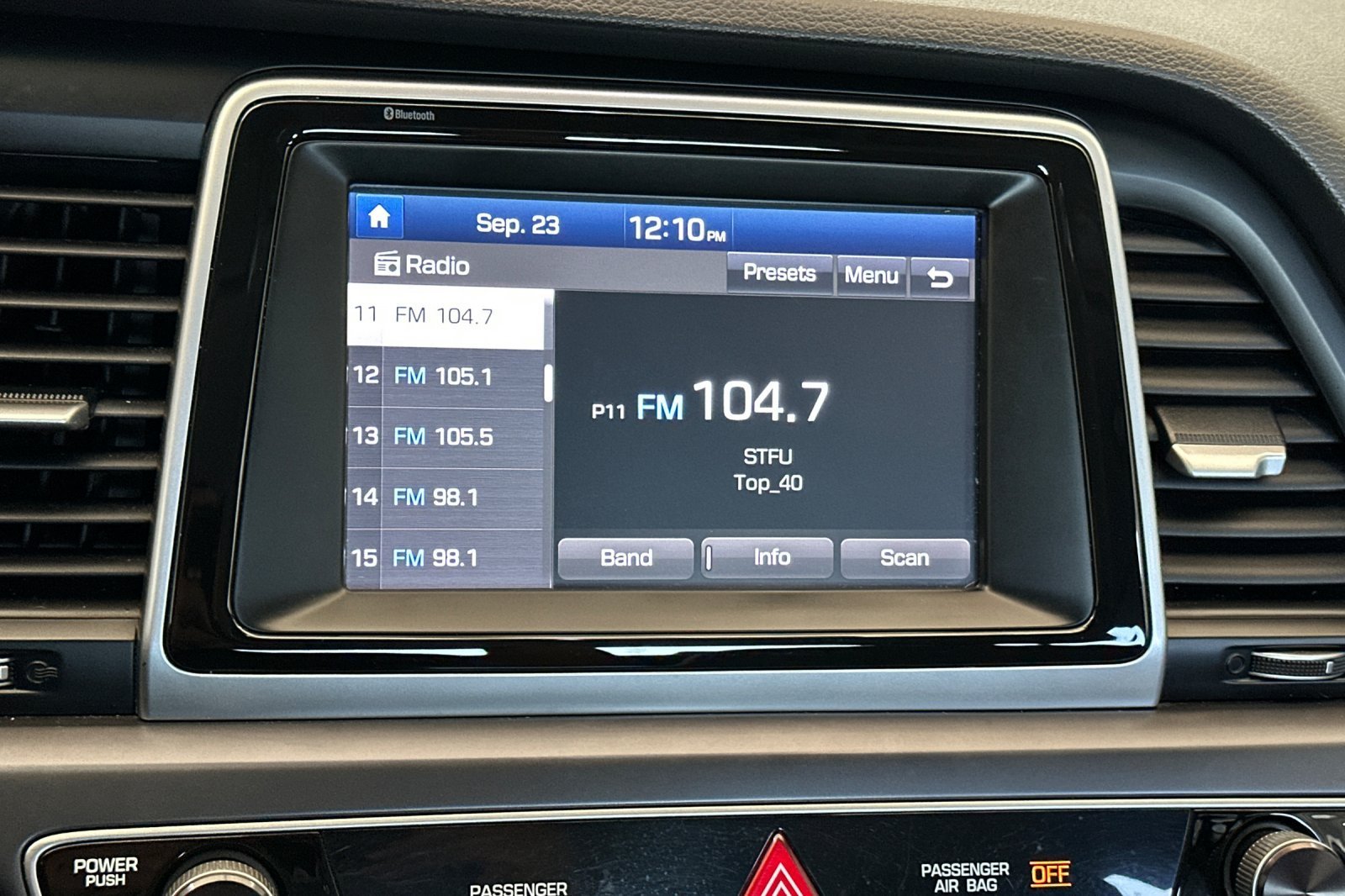 Used 2018 Silver Hyundai SE image 19
