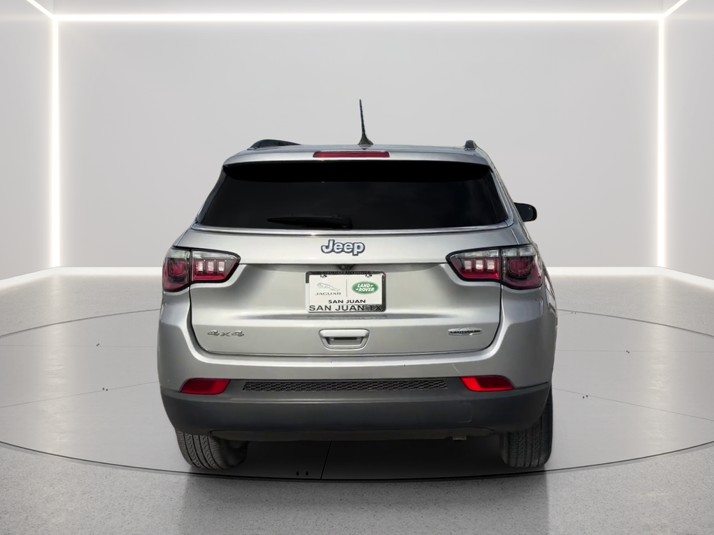 Used 2022 Silver Jeep Latitude Lux image 6