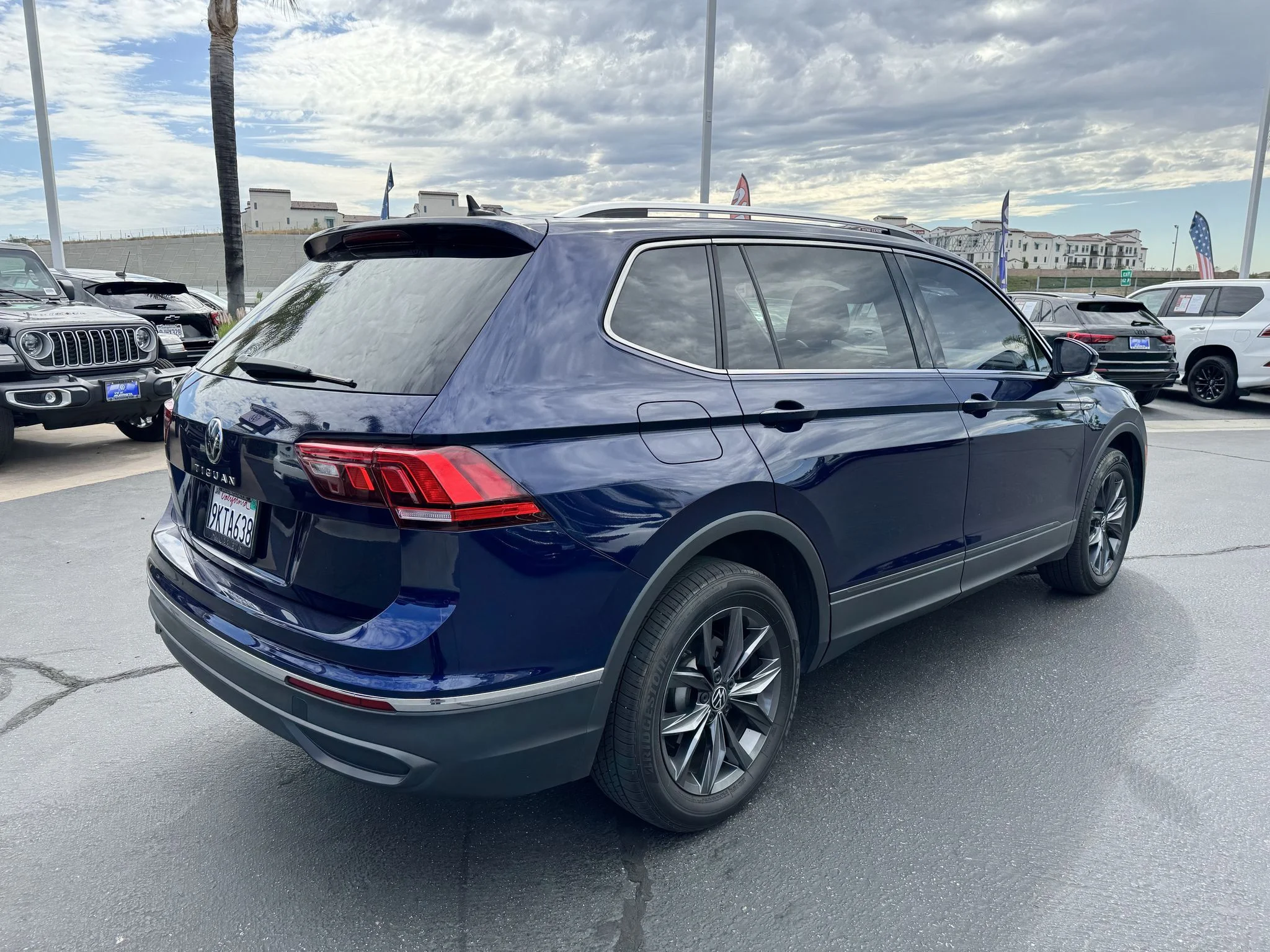 Used 2023 Atlantic Blue Metallic Volkswagen SE image 8