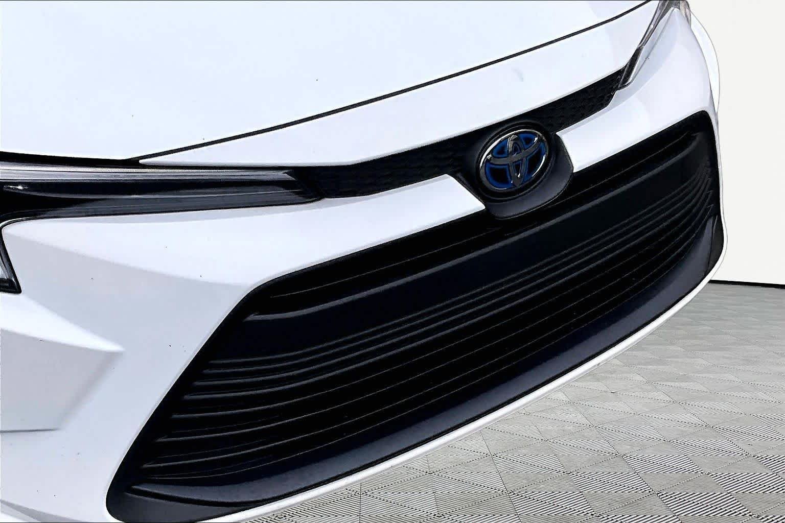 Used 2025 Ice Cap Toyota Hybrid LE image 30