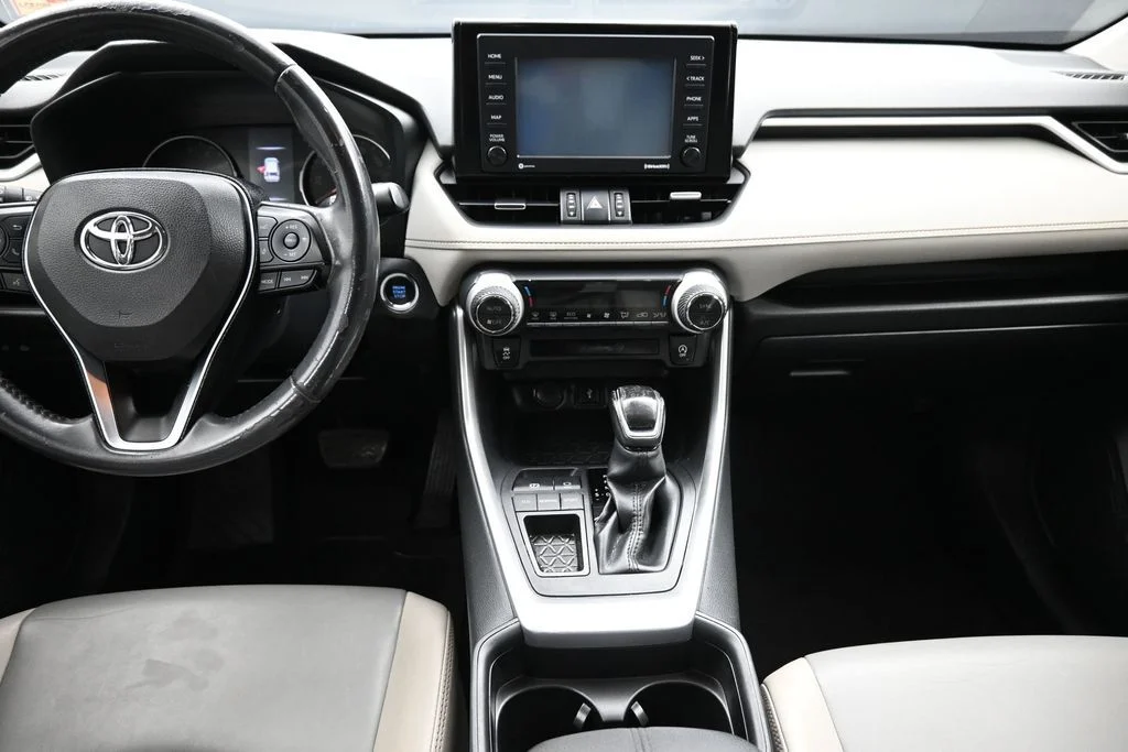 Used 2020 Silver Toyota XLE Premium image 13