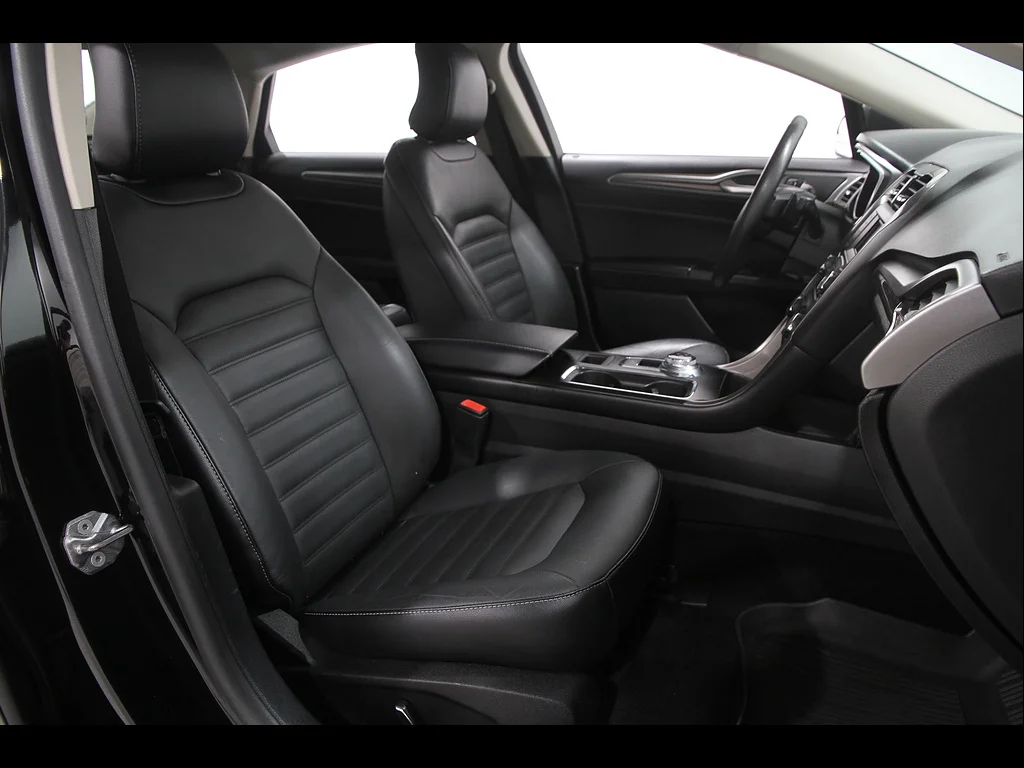 Used 2018 Shadow Black Ford SE image 16