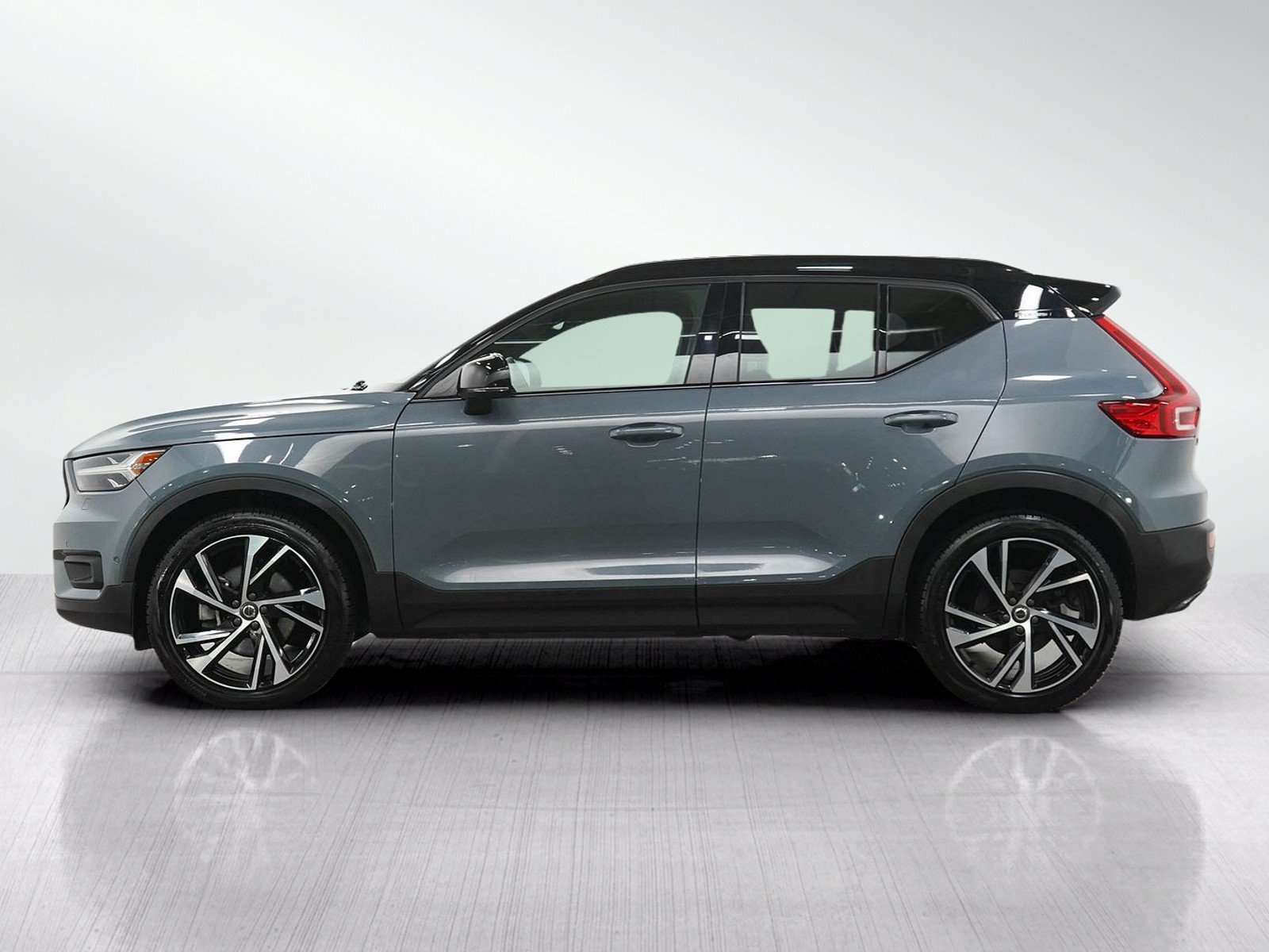 Used 2020 Volvo XC40 R-Design with VIN YV4162UM7L2334687 for sale in Burnsville, Minnesota