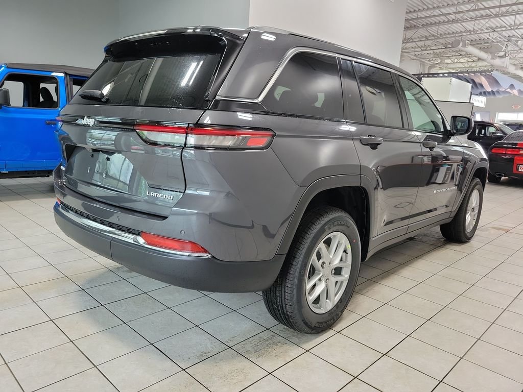 New 2026 Baltic Gray Metallic Clear-Coat Exterior Paint Jeep Laredo X image 7