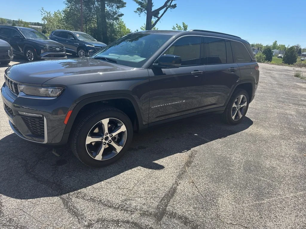 New 2026 Baltic Gray Metallic Clear-Coat Exterior Paint Jeep Limited image 2