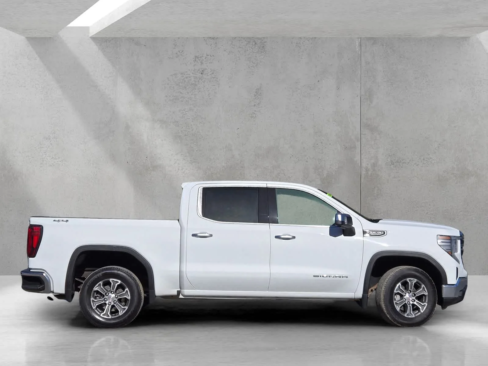Used 2024 Summit White GMC SLT image 3