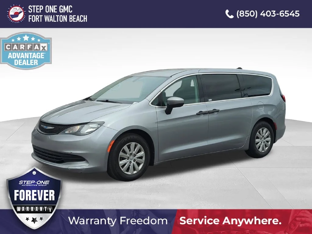 Used 2018 Silver Chrysler L image 2