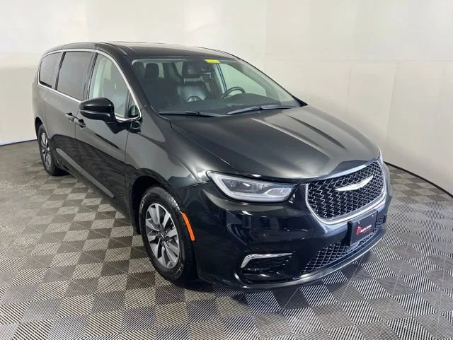 2023 Chrysler Pacifica Hybrid Touring L Hybrid's photo