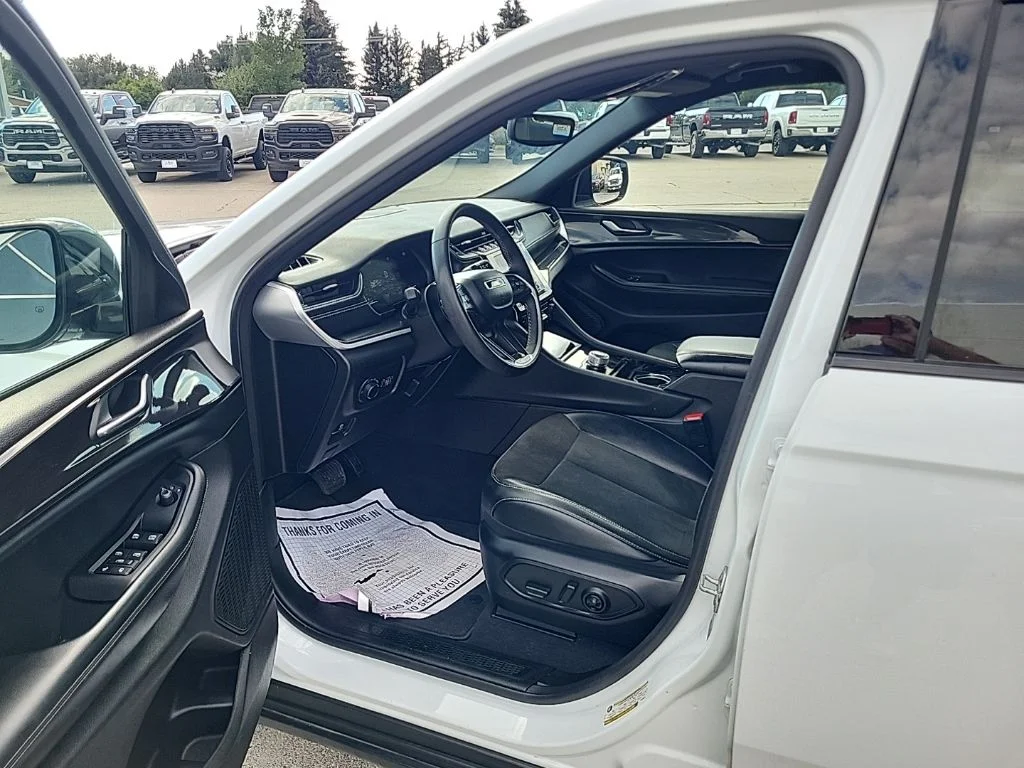 Used 2023 White Jeep Altitude image 5
