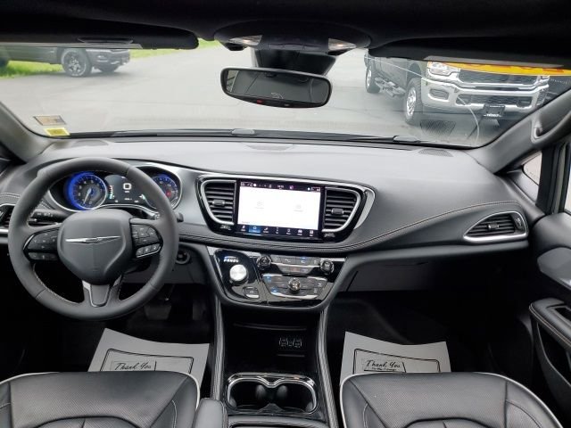 Used 2025 White Chrysler Limited image 17
