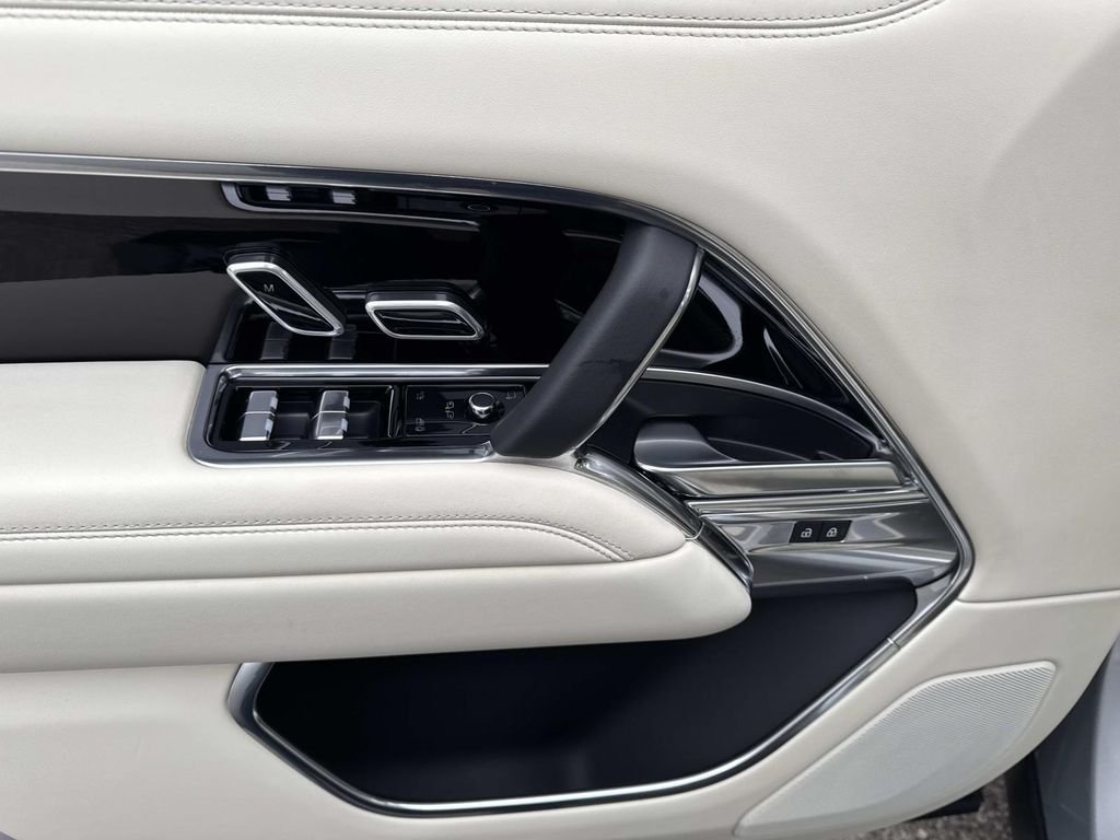 2023 Land Rover Range Rover SE - Photo 18