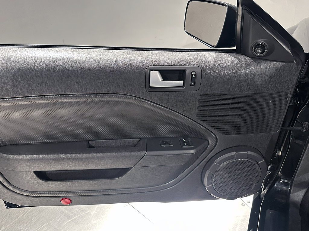 Used 2005 Black Ford  image 47
