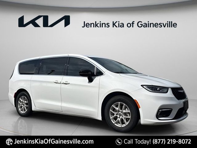 2024 Chrysler Pacifica Touring L's photo
