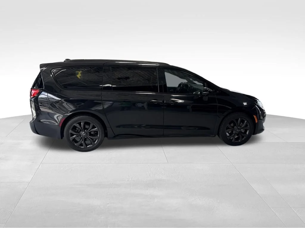 Used 2020 Black Chrysler Limited image 7