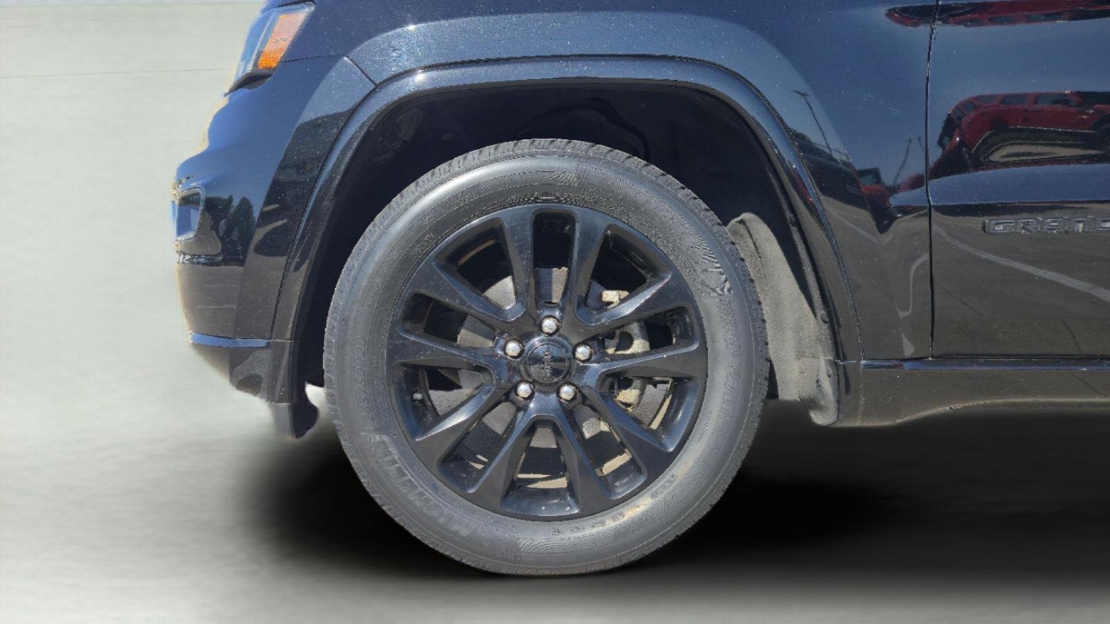 Used 2018 Diamond Black Crystal Pearlcoat Jeep Altitude image 11